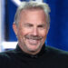 Esposa de Kevin Costner exige aviones privados para sus hijos porque el lujo «está en el ADN»