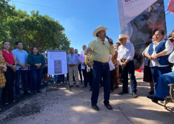 Da Lamarque Cano banderazo a pavimentación de calle carrillo puerto de Pueblo Yaqui