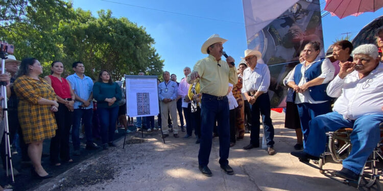 Da Lamarque Cano banderazo a pavimentación de calle carrillo puerto de Pueblo Yaqui