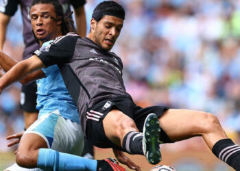 Santo tropezón de Raúl Jiménez y el Fulham