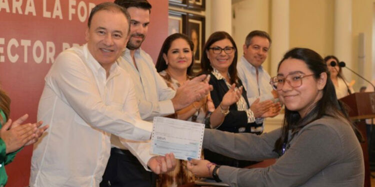 Con becas y experiencia laboral brindamos más oportunidades a nuestros jóvenes: Alfonso Durazo