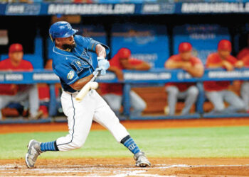 Randy Arozarena se vuela la barda y luce con Rays