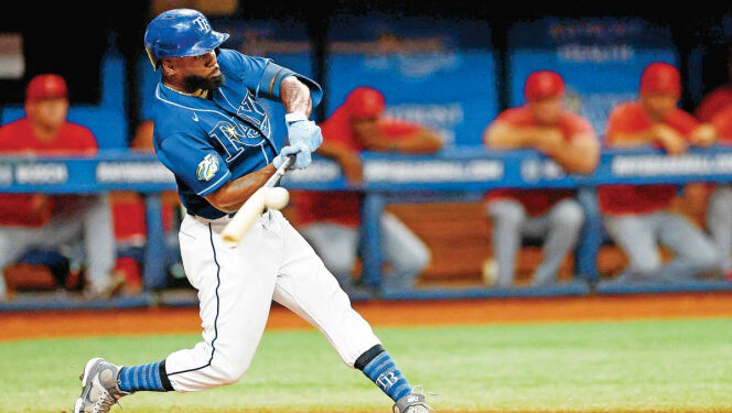 Randy Arozarena se vuela la barda y luce con Rays
