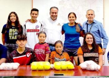 Entrega Alcalde apoyo económico a deportistas