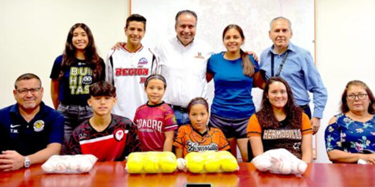 Entrega Alcalde apoyo económico a deportistas