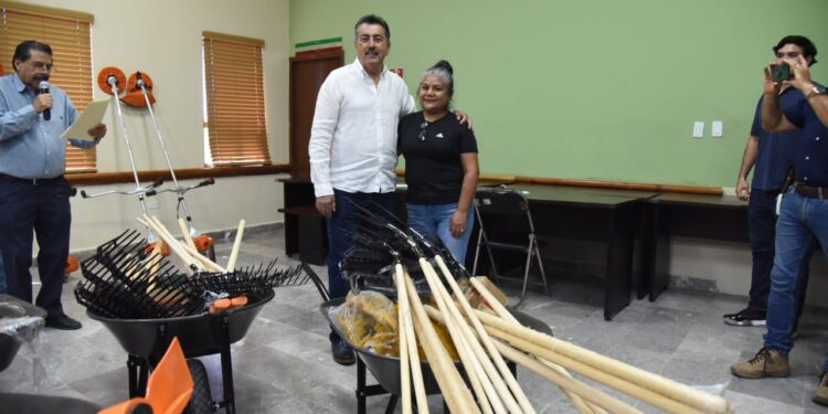 Alcalde entrega equipo de mantenimiento a comisarías
