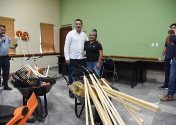 Alcalde entrega equipo de mantenimiento a comisarías