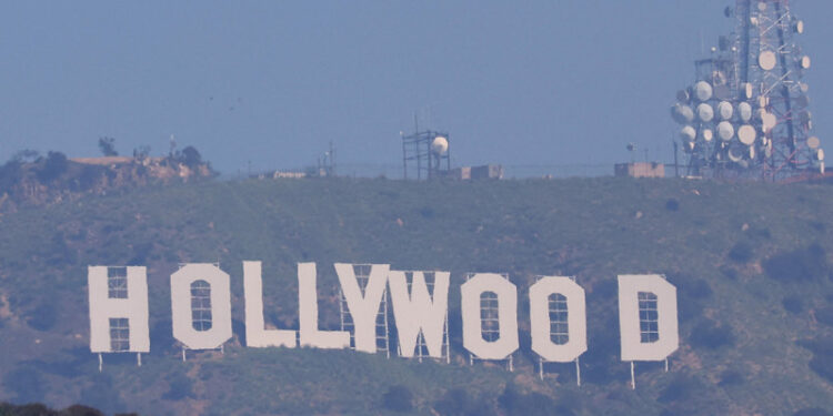 Hollywood podrá entrenar modelos de IA basados en trabajo de escritores, según WSJ