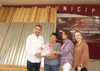 Gobierno municipal entrega apoyos a familias afectadas por huracán.