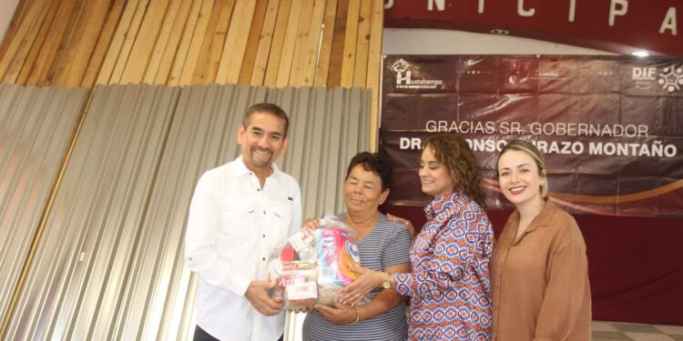Gobierno municipal entrega apoyos a familias afectadas por huracán.