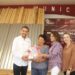 Gobierno municipal entrega apoyos a familias afectadas por huracán.