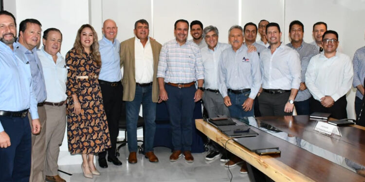Presentan a Toño Astiazarán proyecto de Clúster Logístico KINETEC