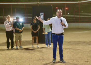 Entrega Alcalde iluminación led en campo deportivo