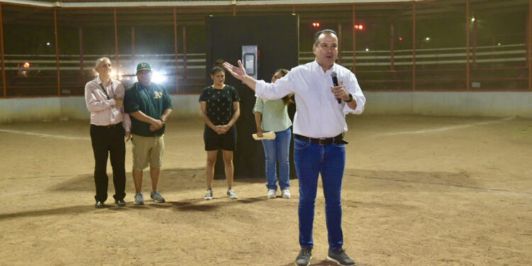Entrega Alcalde iluminación led en campo deportivo