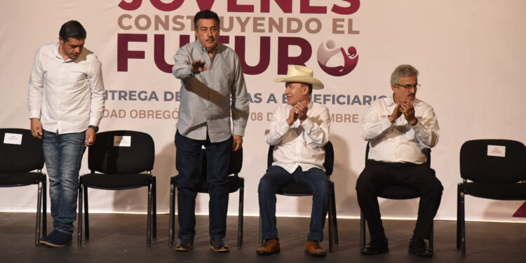 PARTICIPA LAMARQUE CANO EN ENTREGA DE TARJETAS A JÓVENES CONSTRUYENDO EL FUTURO