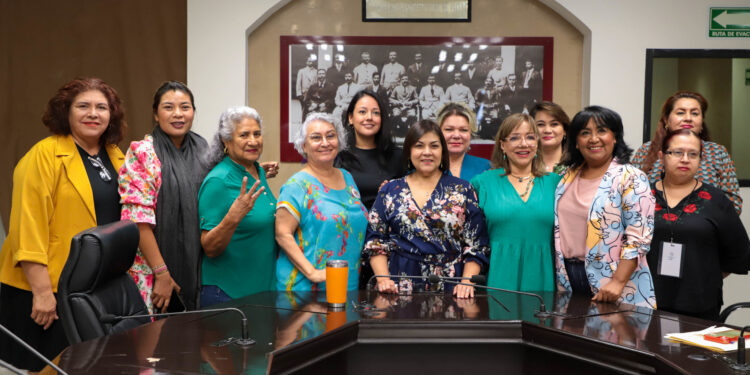 Recibe Comisión propuestas sobre iniciativas en análisis a favor de la mujer