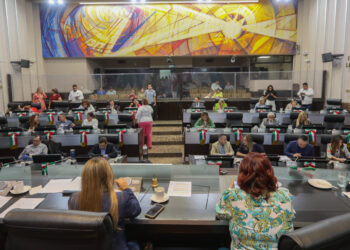 Recibe Congreso iniciativas para reformar Constitución local y Ley de Defensoría