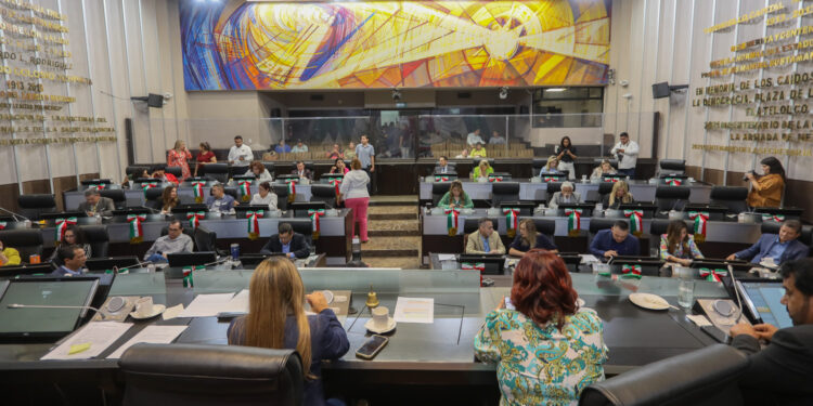 Recibe Congreso iniciativas para reformar Constitución local y Ley de Defensoría