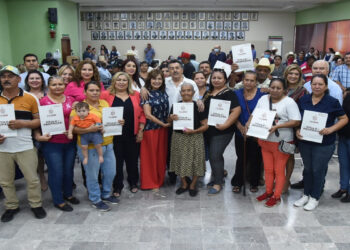 Otorga Lamarque Cano certeza jurídica a 130 familias de varias colonias