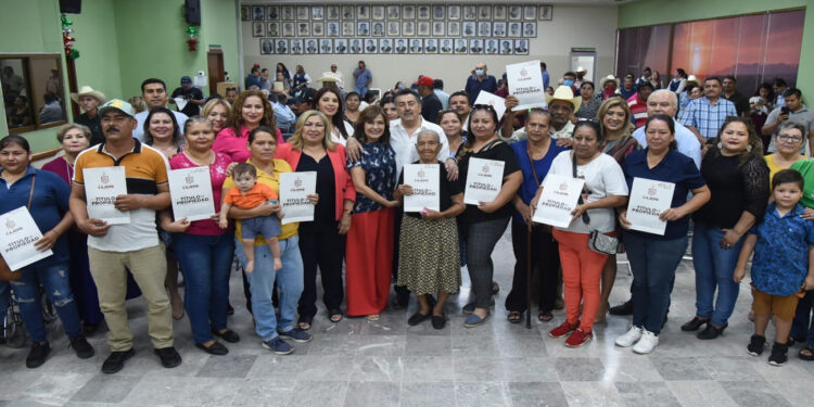 Otorga Lamarque Cano certeza jurídica a 130 familias de varias colonias