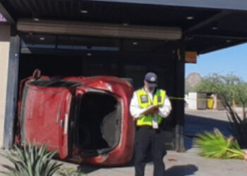 Cuatro lesionados deja choque de carro contra comercio