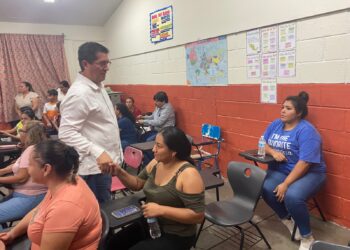 Padres de familia y alcalde acuerdan trabajar en conjunto para solucionar rezagos en dos escuelas