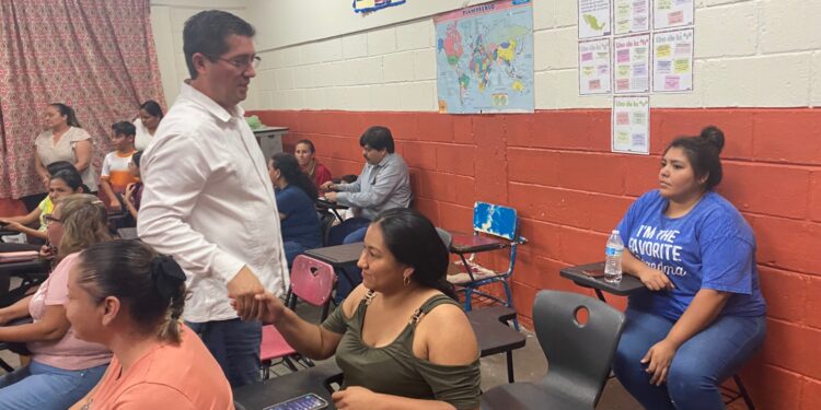 Padres de familia y alcalde acuerdan trabajar en conjunto para solucionar rezagos en dos escuelas