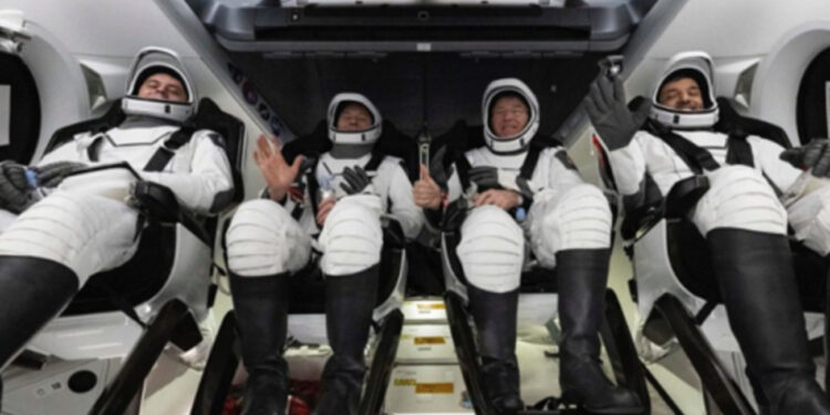 Cuatro astronautas regresan a la Tierra en una cápsula de SpaceX tras estar seis meses en la Estación Espacial Internacional