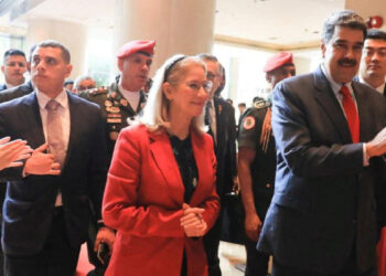 Maduro visita China para estrechar lazos; petróleo tema central