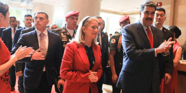 Maduro visita China para estrechar lazos; petróleo tema central