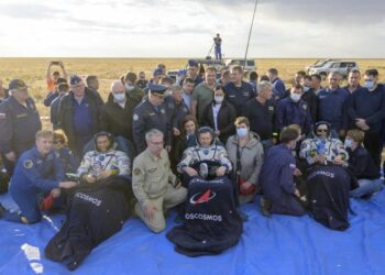 Tres astronautas regresan a la Tierra tras pasar 371 días en el espacio