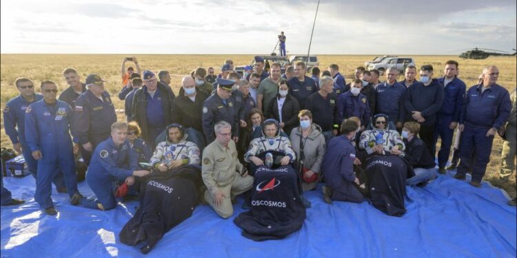 Tres astronautas regresan a la Tierra tras pasar 371 días en el espacio