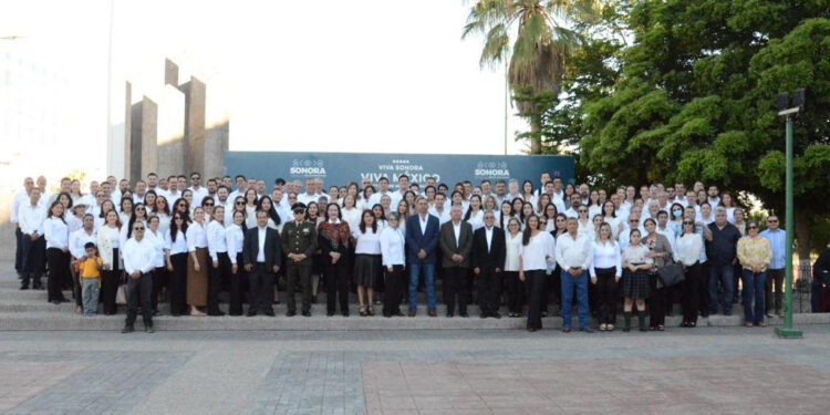 Participa Sagarhpa en izamiento de bandera por conmemoración del 213 aniversario de la independencia de México