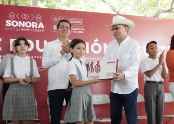 Estudiantes de primaria reciben útiles escolares
