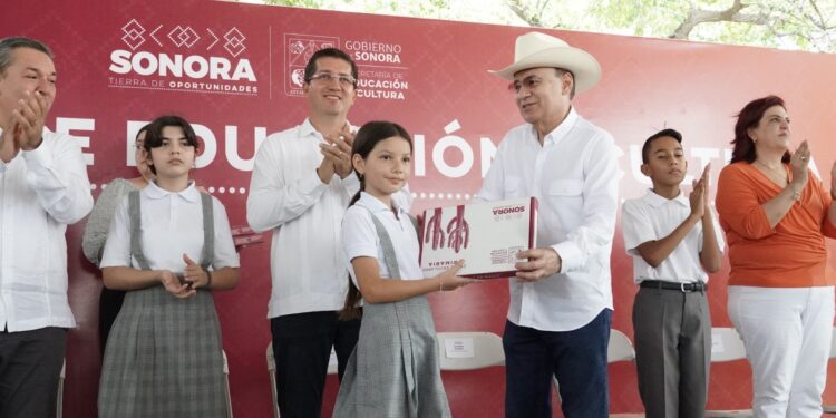 Estudiantes de primaria reciben útiles escolares