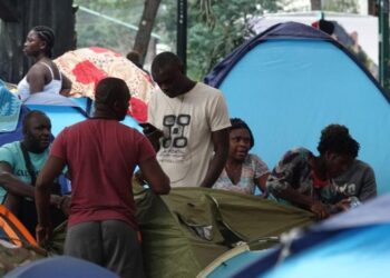 Vecinos de la Gustavo A. Madero exigen solución ante problemática de migrantes en las calles