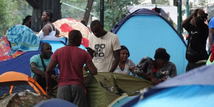 Vecinos de la Gustavo A. Madero exigen solución ante problemática de migrantes en las calles