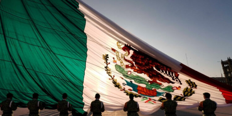 López Obrador iza Bandera en Zócalo de CDMX por víctimas de sismos