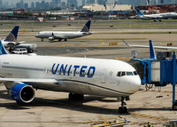 United Airlines suspende vuelos por ‘falla computacional’; los reanuda casi una hora después