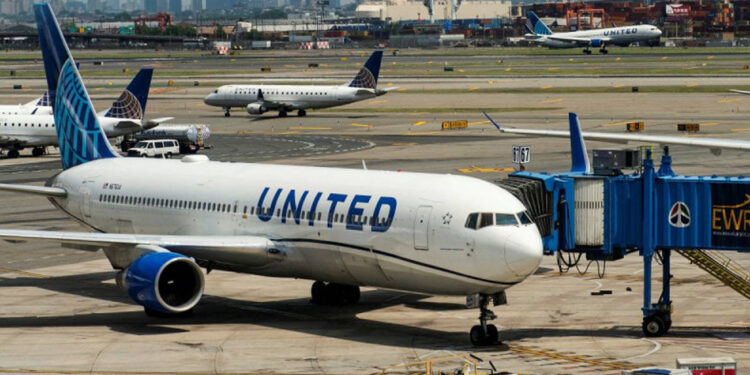 United Airlines suspende vuelos por ‘falla computacional’; los reanuda casi una hora después