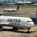 United Airlines suspende vuelos por ‘falla computacional’; los reanuda casi una hora después