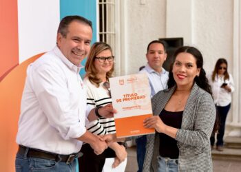Entrega Toño Astiazarán títulos de propiedad a 38 familias más