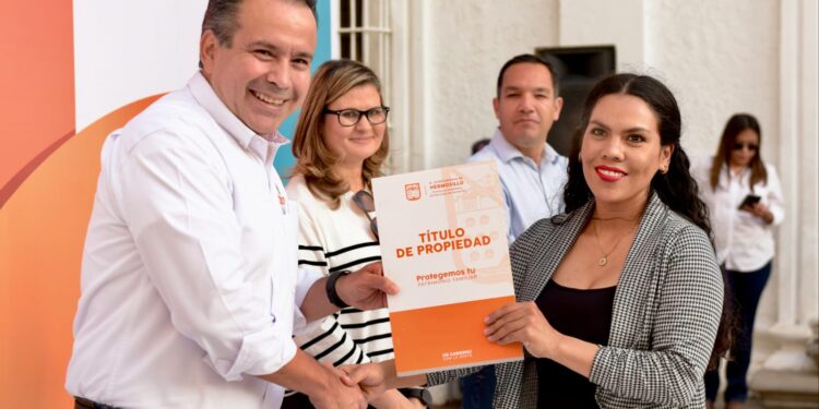 Entrega Toño Astiazarán títulos de propiedad a 38 familias más