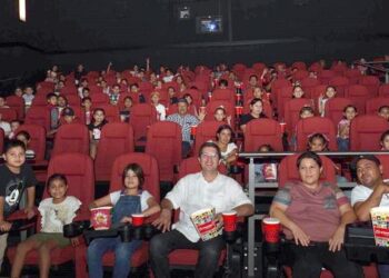 Convive alcalde con niños invitados al Cine