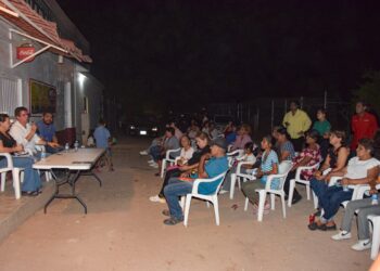 Dialogan vecinos de la colonia Guadalupana y el  Alcalde Jorge Alberto Elías Retes