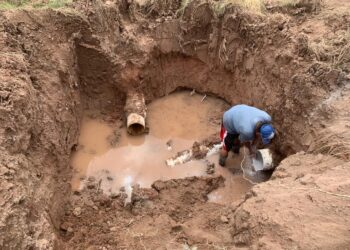 Reparan Tubería quebrada de la Red de Agua Potable.