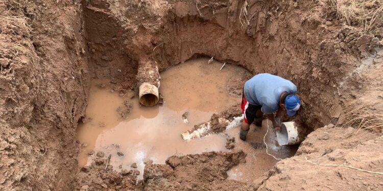 Reparan Tubería quebrada de la Red de Agua Potable.
