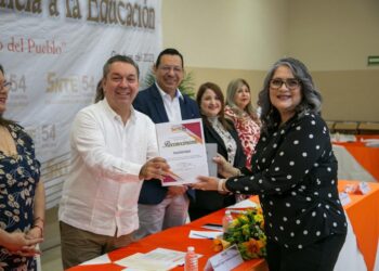 Reconocen autoridades educativas y sindicales a personal de apoyo y asistencia a la educación