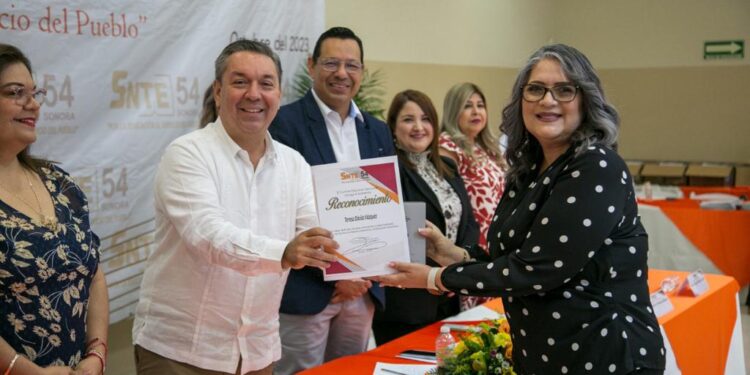Reconocen autoridades educativas y sindicales a personal de apoyo y asistencia a la educación