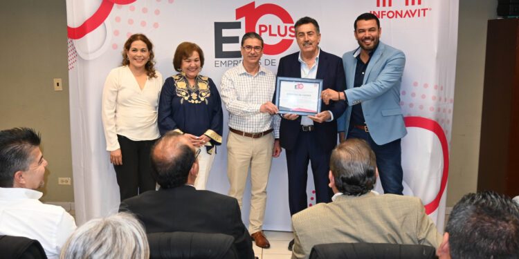 Recibe Reconocimiento Diez Plus el OOMAPAS de CAJEME por un correcto manejo administrativo  ante Infonavit
